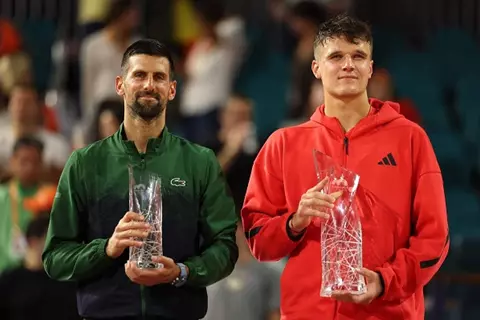 ياكوب منشيك.. لاعب صاعد يحرم ديوكوفيتش من لقبه الـ100